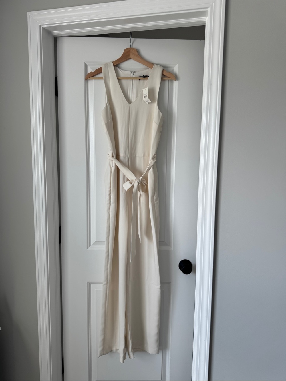 Banana Republic Cream Sleeveless V-Neck Jumpsuit, Size 0